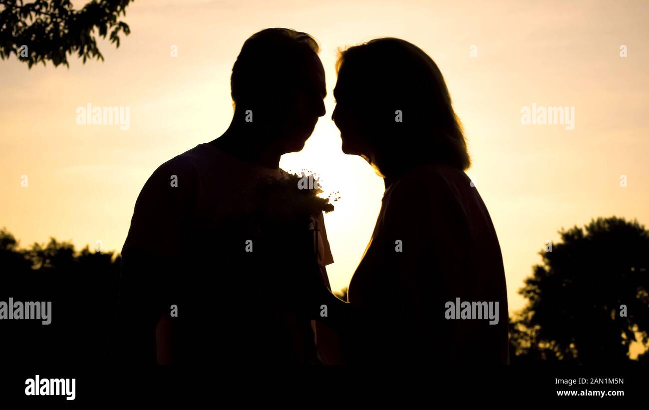 Senior couple kissing in park hi-res stock photography and images - Alamy