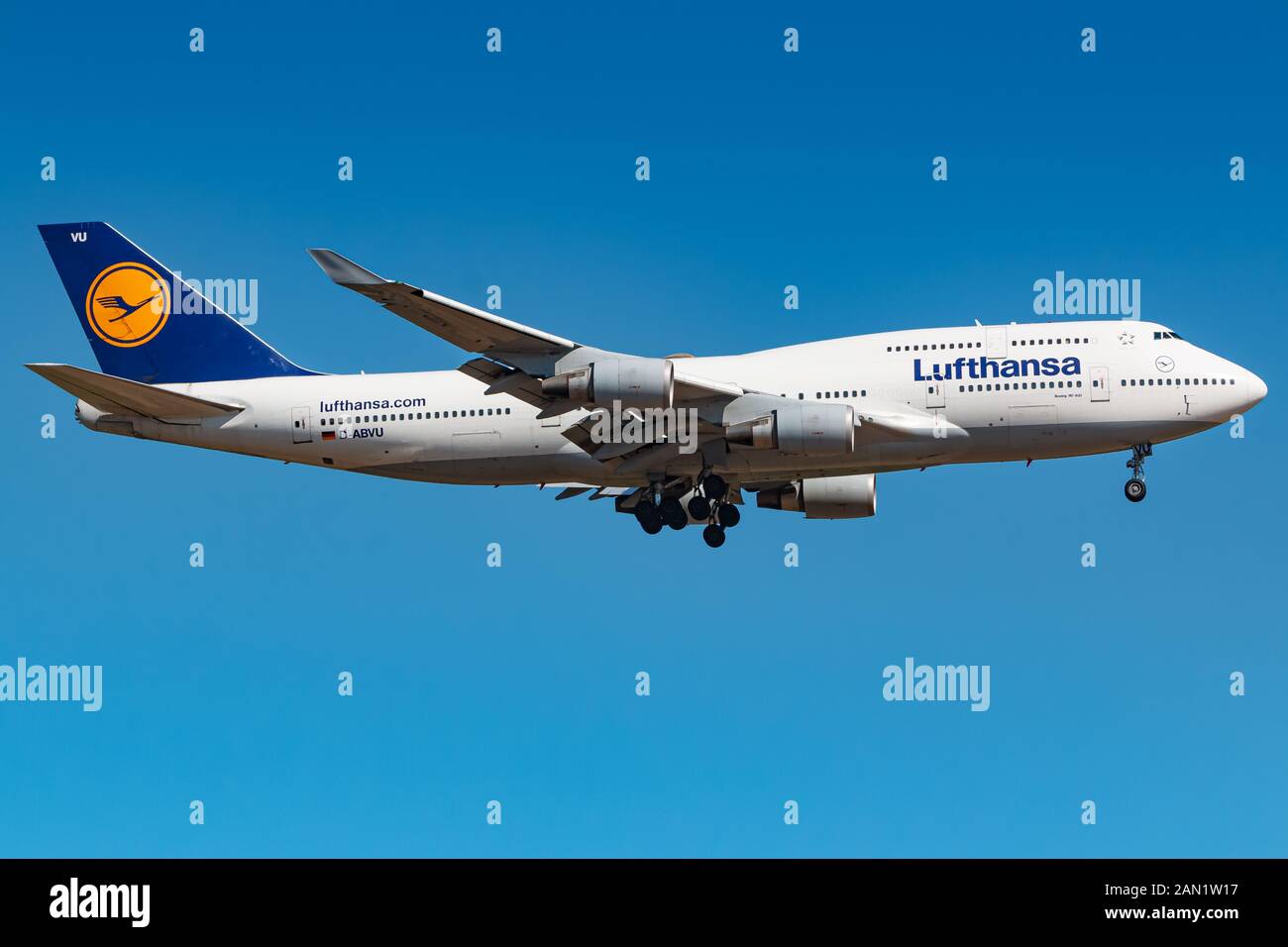 Lufthansa boeing 747 jumbo jet hi-res stock photography and images - Alamy
