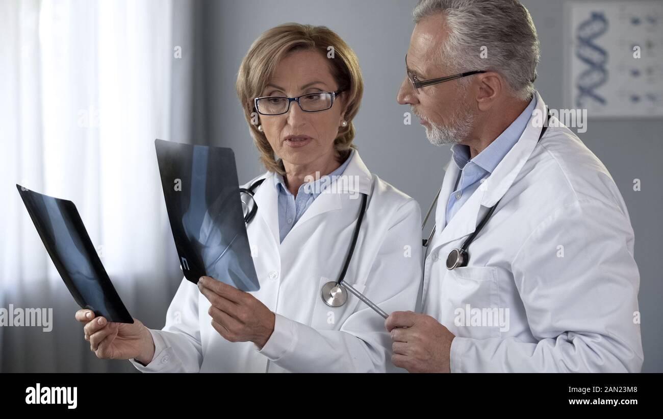 врачи студенты. молодой и старый врач. счастливый врач. самостоятельная работа студентов медиков. доктор рассматривает девочку.