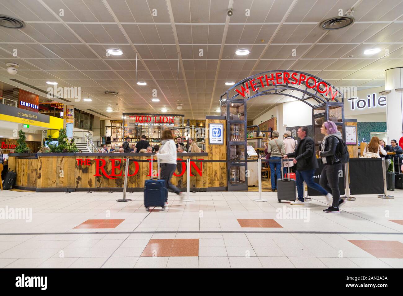 The red lion pub, wetherspoon, gatwick airport departure lounge, uk Stock Photo