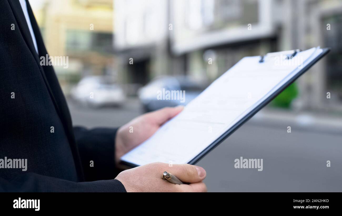 Property sale queue hi-res stock photography and images - Alamy