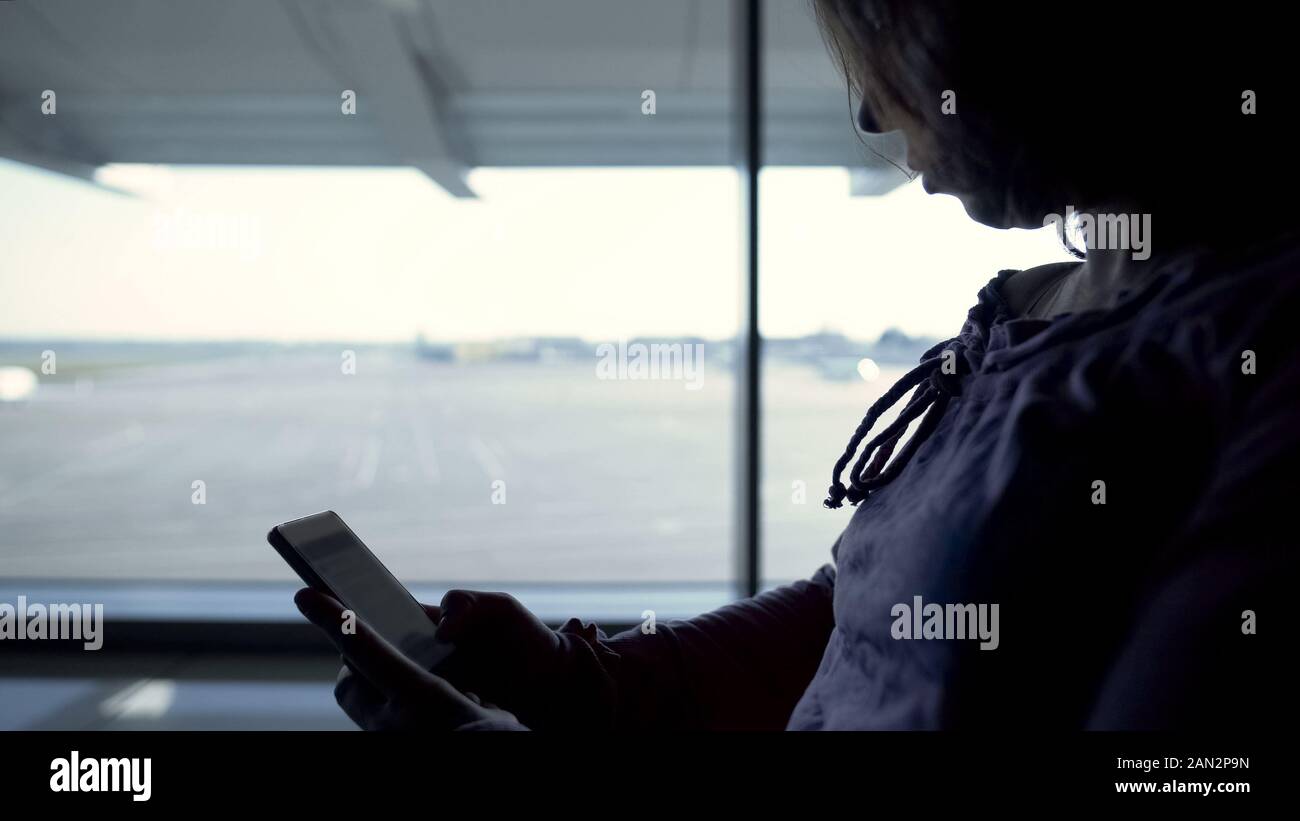 Airport reading book hi-res stock photography and images - Alamy