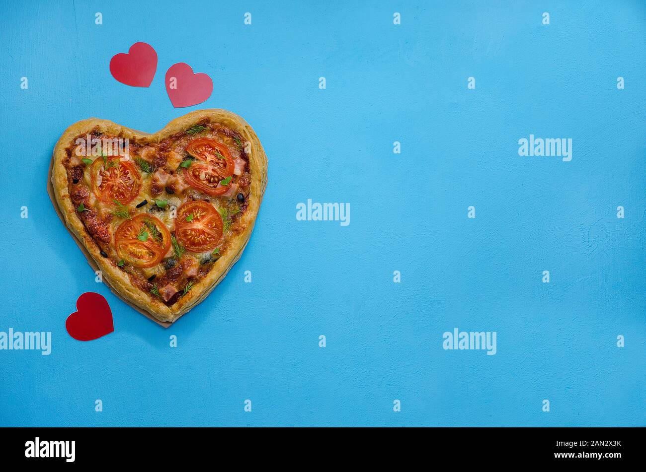 Открытка пицца сердце. Открытка сдвигающаяся пицца сердце. Пицца любовь.