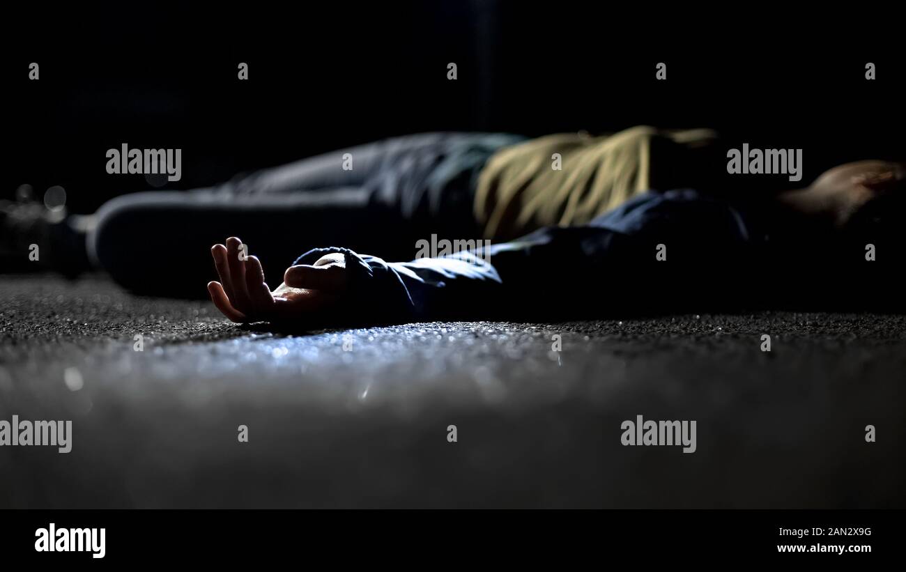 Foto De Valentina Desangrada En El Suelo Body of woman lying on ground, contract killing, revenge or robbery, horror  Stock Photo - Alamy