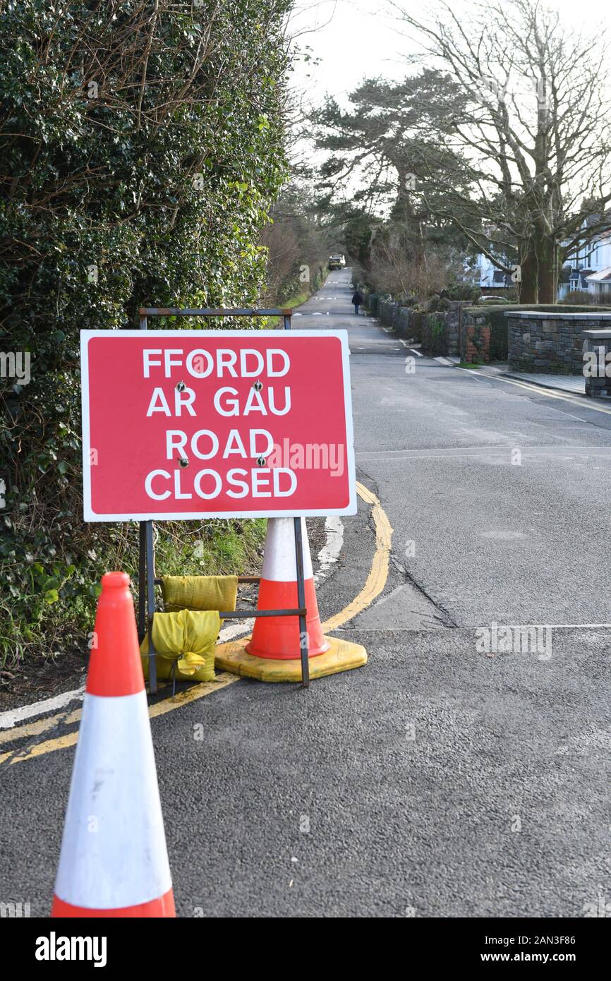 A road closed sign in English and Welsh language Stock Photo - Alamy