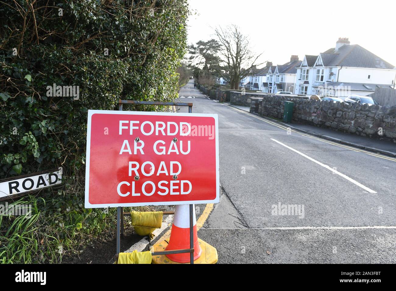 A road closed sign in English and Welsh language Stock Photo - Alamy