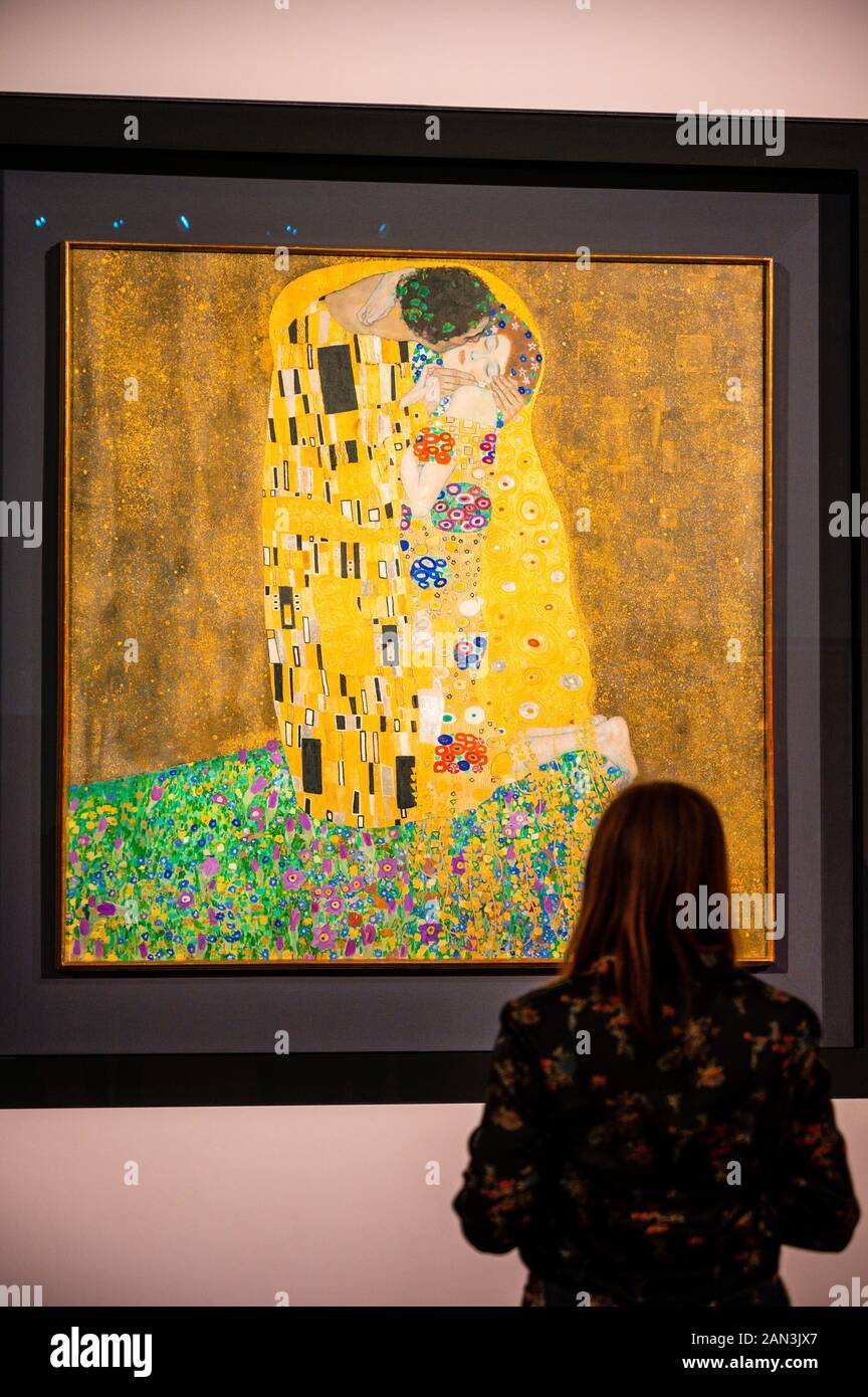 The Kiss (Lovers). Oil and gold leaf on canvas. 1907/1908. By the Austrian Symbolist painter Gustav Klimt. Belvedere Museum, Vienna, Austria. Stock Photo