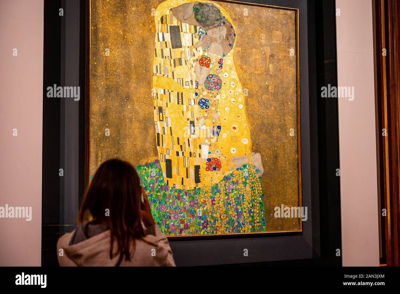 The Kiss (Lovers). Oil and gold leaf on canvas. 1907/1908. By the Austrian Symbolist painter Gustav Klimt. Belvedere Museum, Vienna, Austria. Stock Photo