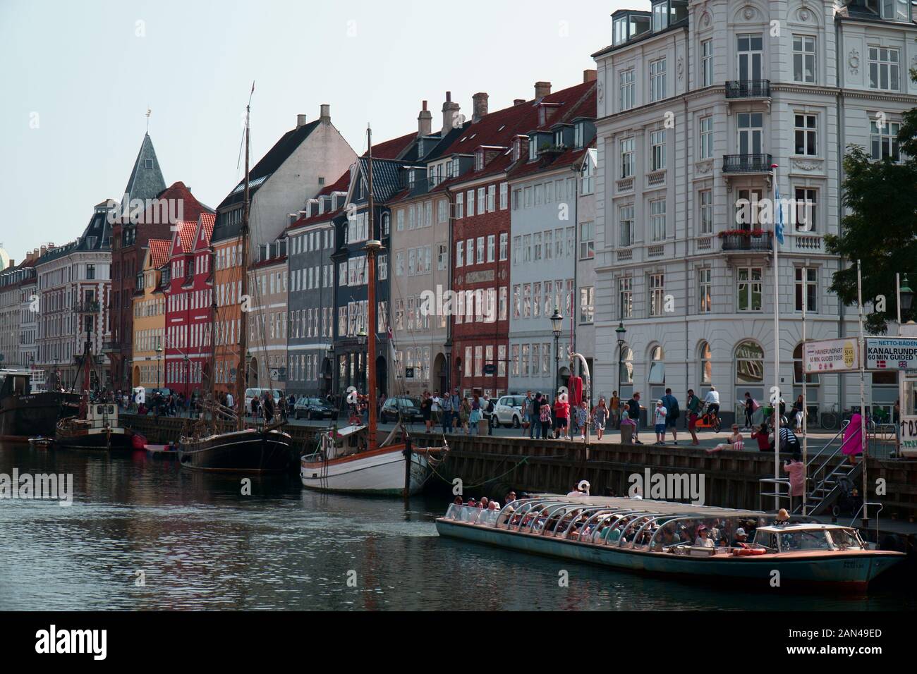 Boat giving canal tours stopped in Nyhavn, Copenhagen Stock Photo