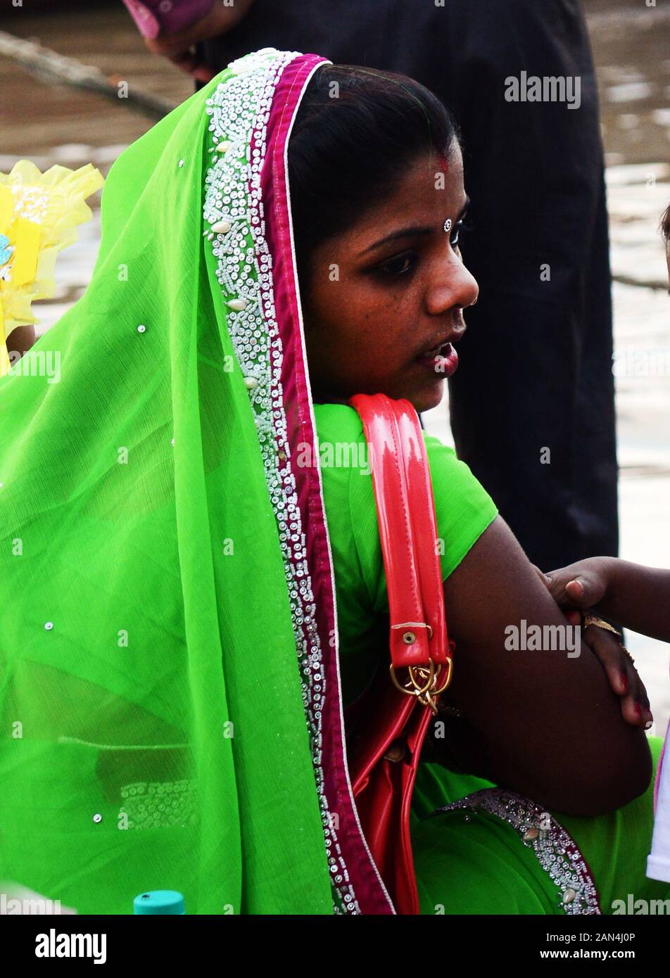 An Indian woman wearing a beautiful green Sari Stock Photo - Alamy