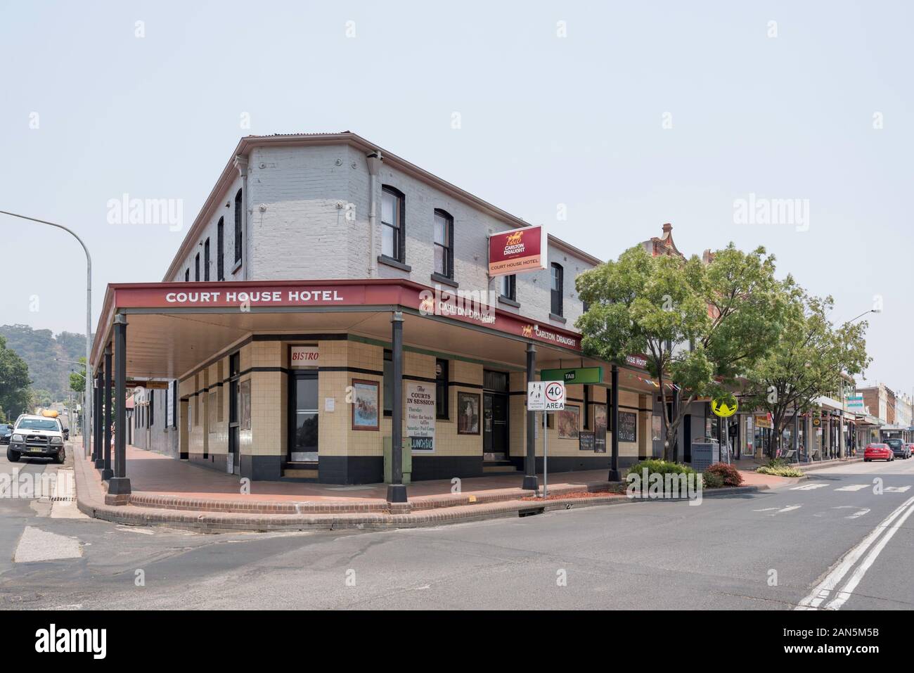 Operating since 1882 the Courthouse Hotel in Main Street, Lithgow is a typical country pub with bars downstairs and accommodation upstairs Stock Photo