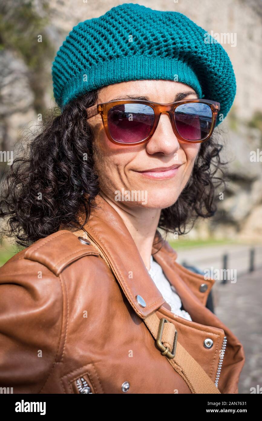 Woman in beret and sunglasses hi-res stock photography and images - Alamy