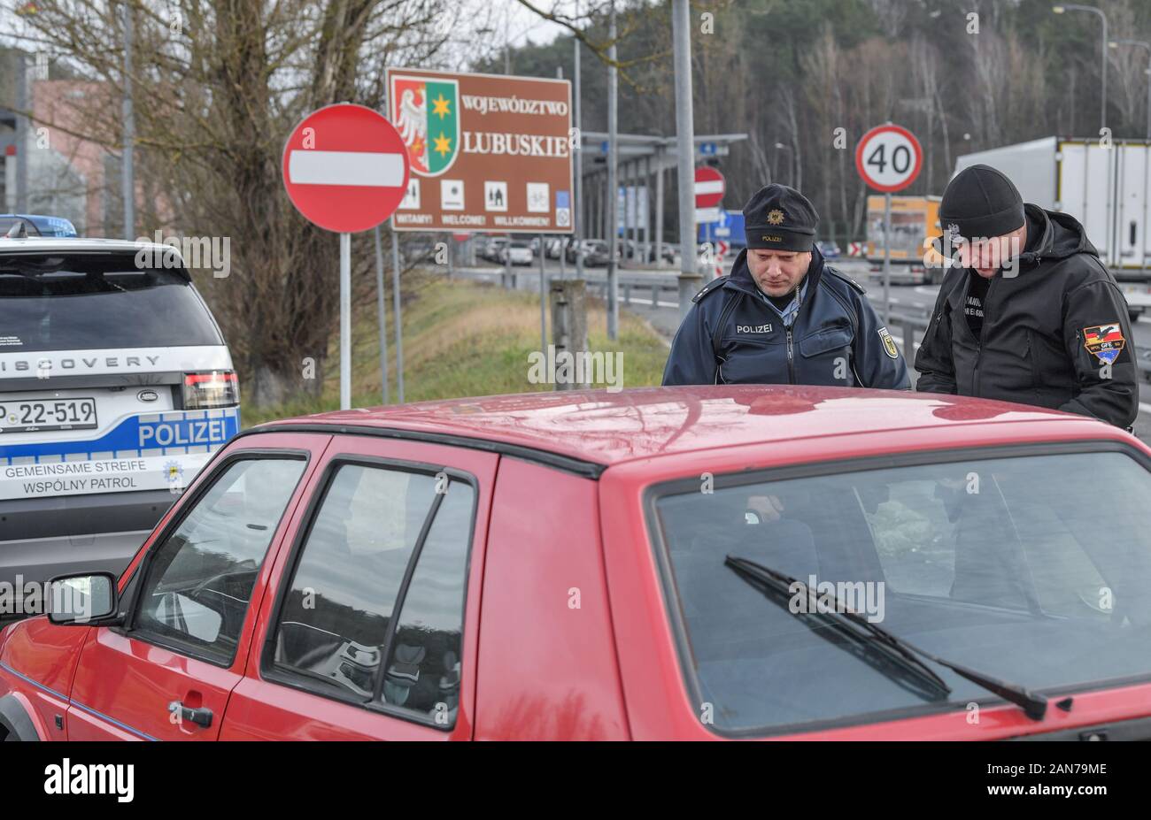 14 January 2020, Brandenburg, Frankfurt (Oder): Sven Umland (l), Senior Police Commissioner at the Federal Police and Damian Kuzynin, from the Polish Border Guard, check travellers in a car on Autobahn 12 shortly before the Polish border. German and Polish border guards are patrolling the Oder and Neisse rivers together, and since the autumn they have also been patrolling in new official vehicles. Nevertheless, the fight against transnational crime remains arduous, not least because of the density of traffic. Photo: Patrick Pleul/dpa-Zentralbild/ZB Stock Photo