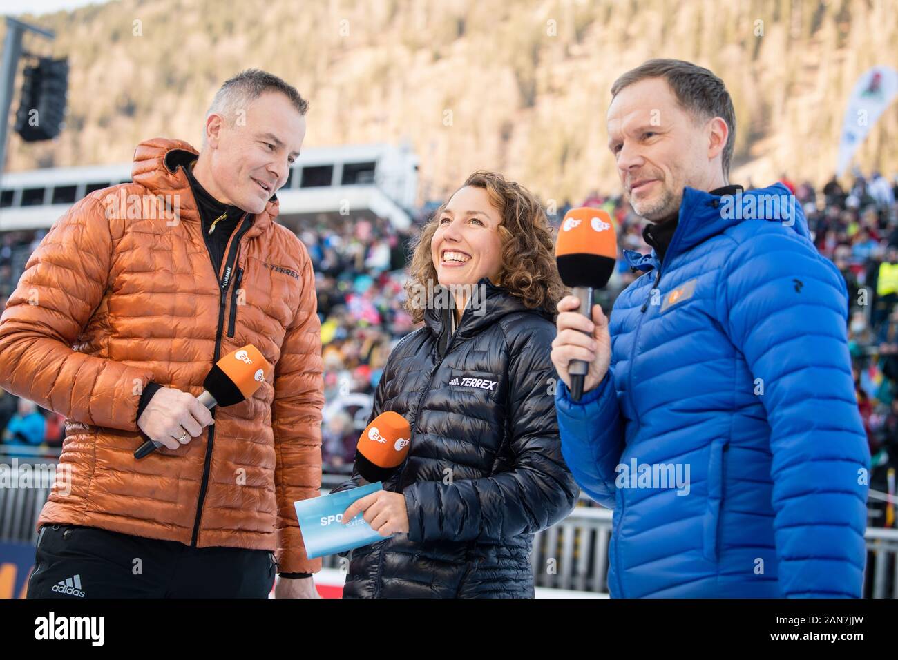 Ruhpolding, Germany. 15th Jan, 2020. Biathlon: World Cup, sprint 7.5 km,  women in the Chiemgau Arena. Moderator Alexander Ruda (r) interviews the  ehamlig biathletes Sven Fischer (l) and Laura Dahlmeier before the