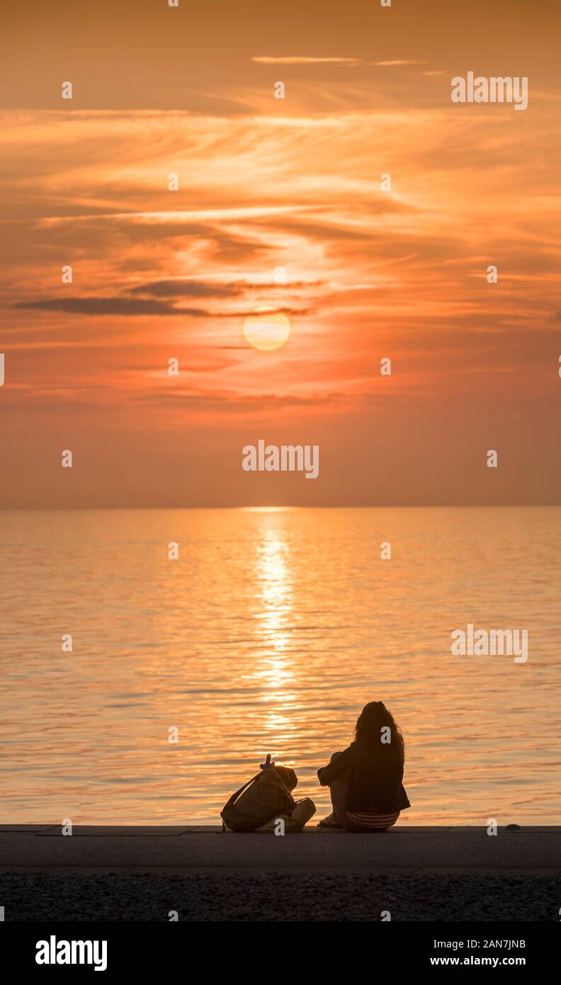 Girl watching sunset hi-res stock photography and images - Alamy
