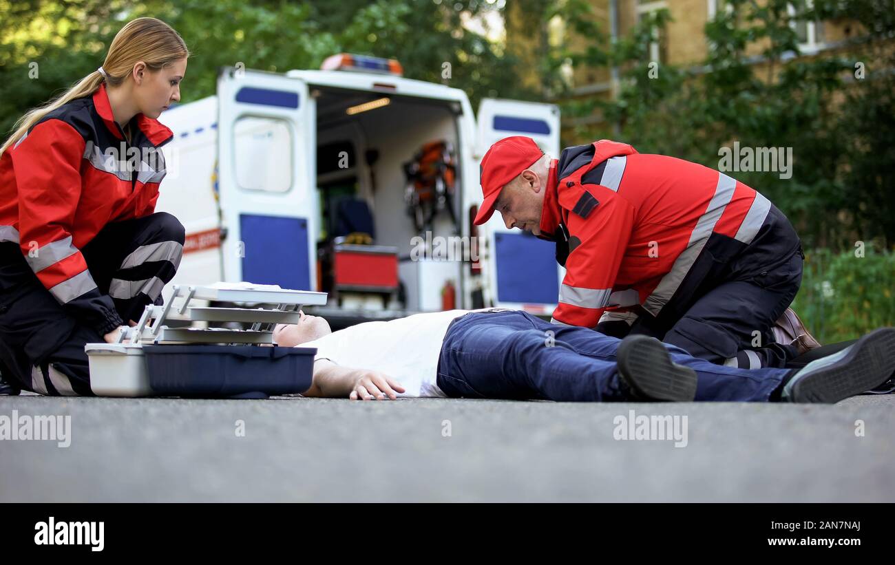 Ambulance emergency crew trauma hi-res stock photography and images - Alamy