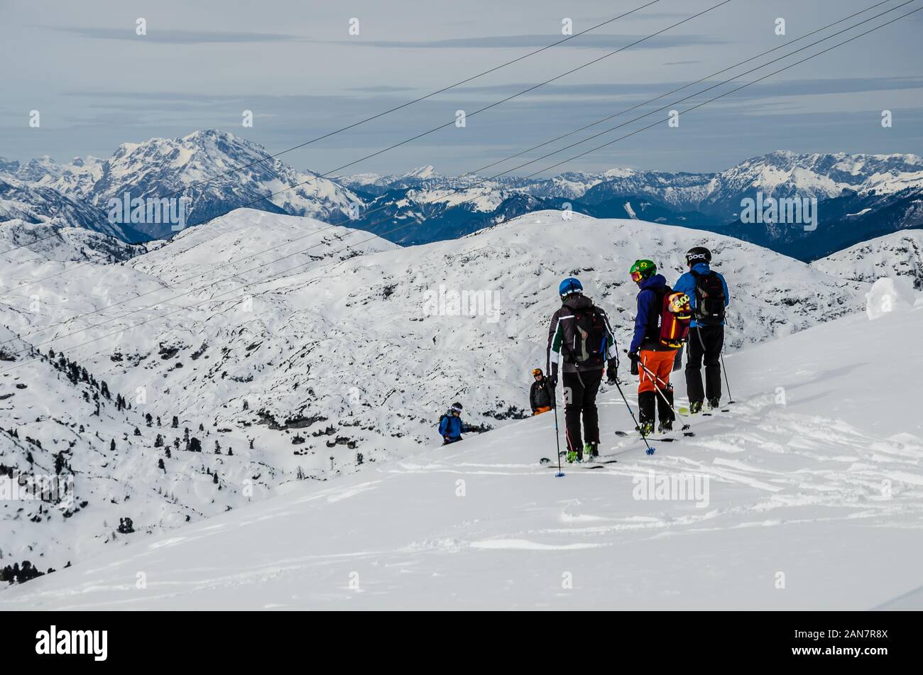 Skiing on the pistes of the Freesports Arena Dachstein Krippenstein with  – easy pistes for warming up and the longest run in Austria! Stock Photo