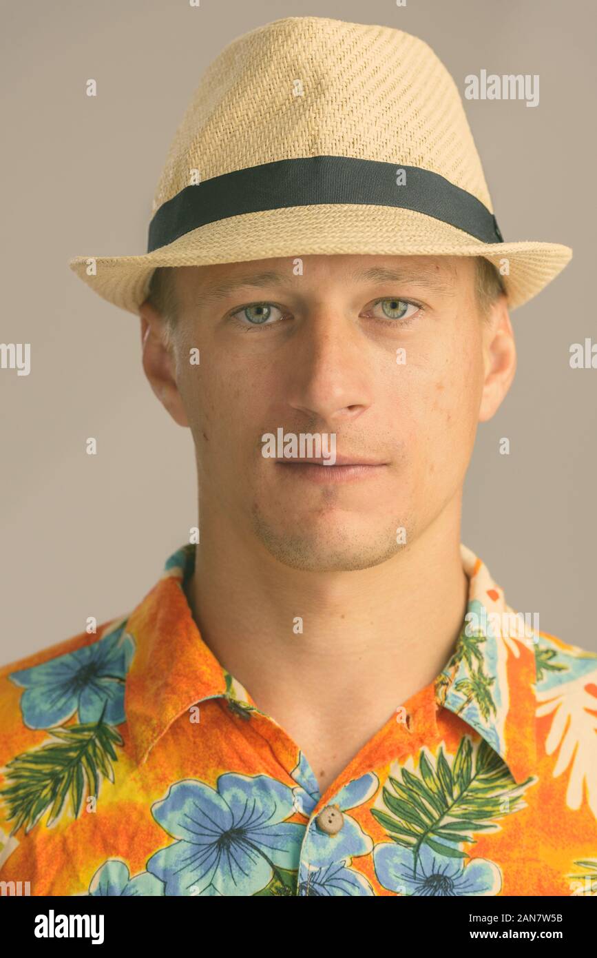 Man in hawaiian shirt hi-res stock photography and images - Alamy