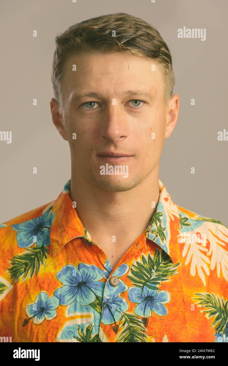 Man in hawaiian shirt hi-res stock photography and images - Alamy