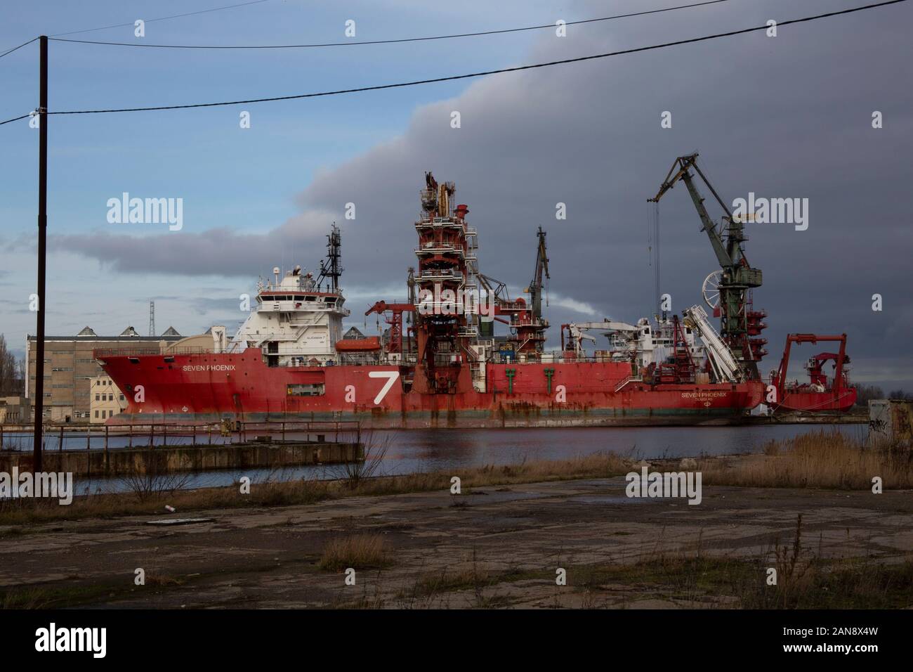 Red ship hi-res stock photography and images - Alamy