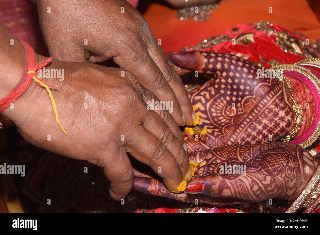 Indian marriage couple hands hi-res stock photography and images ...