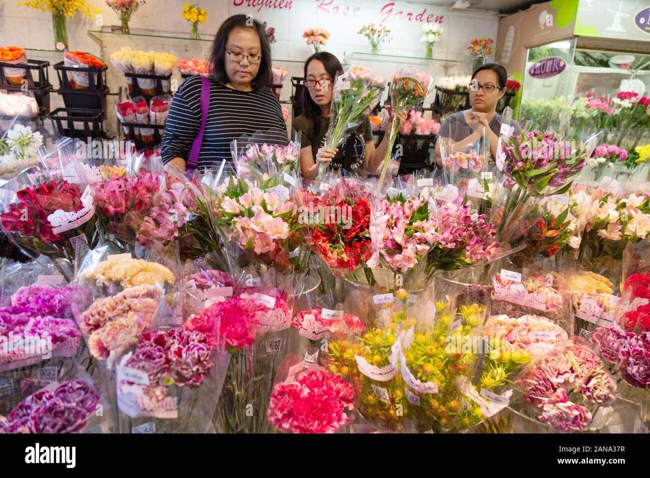 People buying flowers in a flower shop, Hong Kong Flower market, Kowloon, Hong Kong Asia Stock Photo