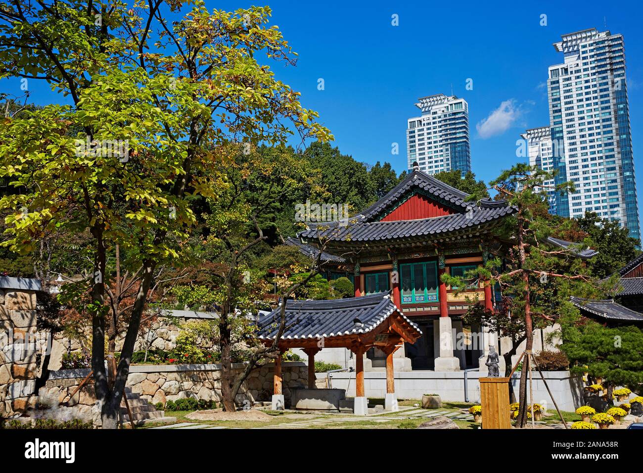 Bongeunsa temple with skyscrapers in the Gangnam district of Seoul Stock Photo