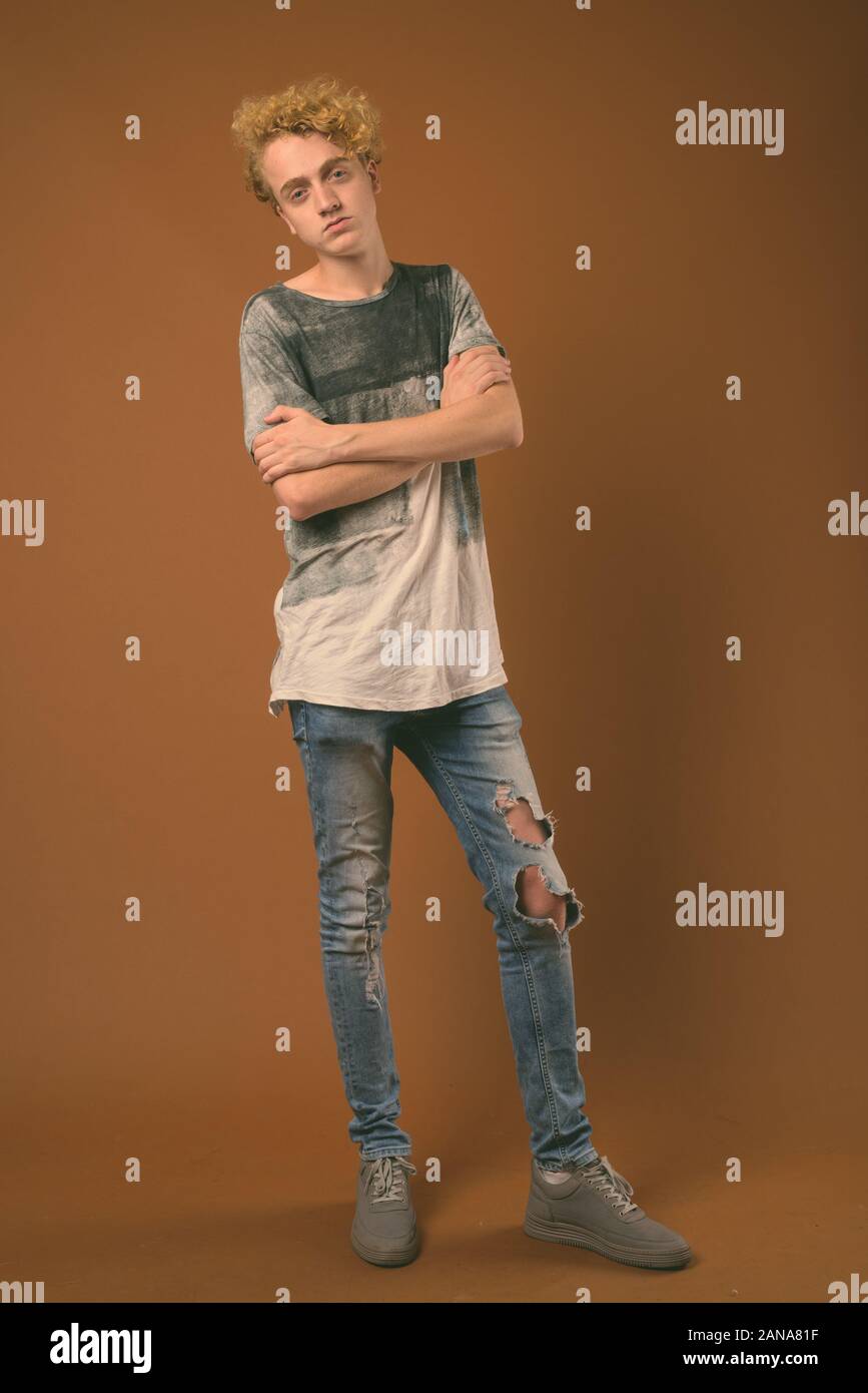 Brown hair man curly hi-res stock photography and images - Alamy