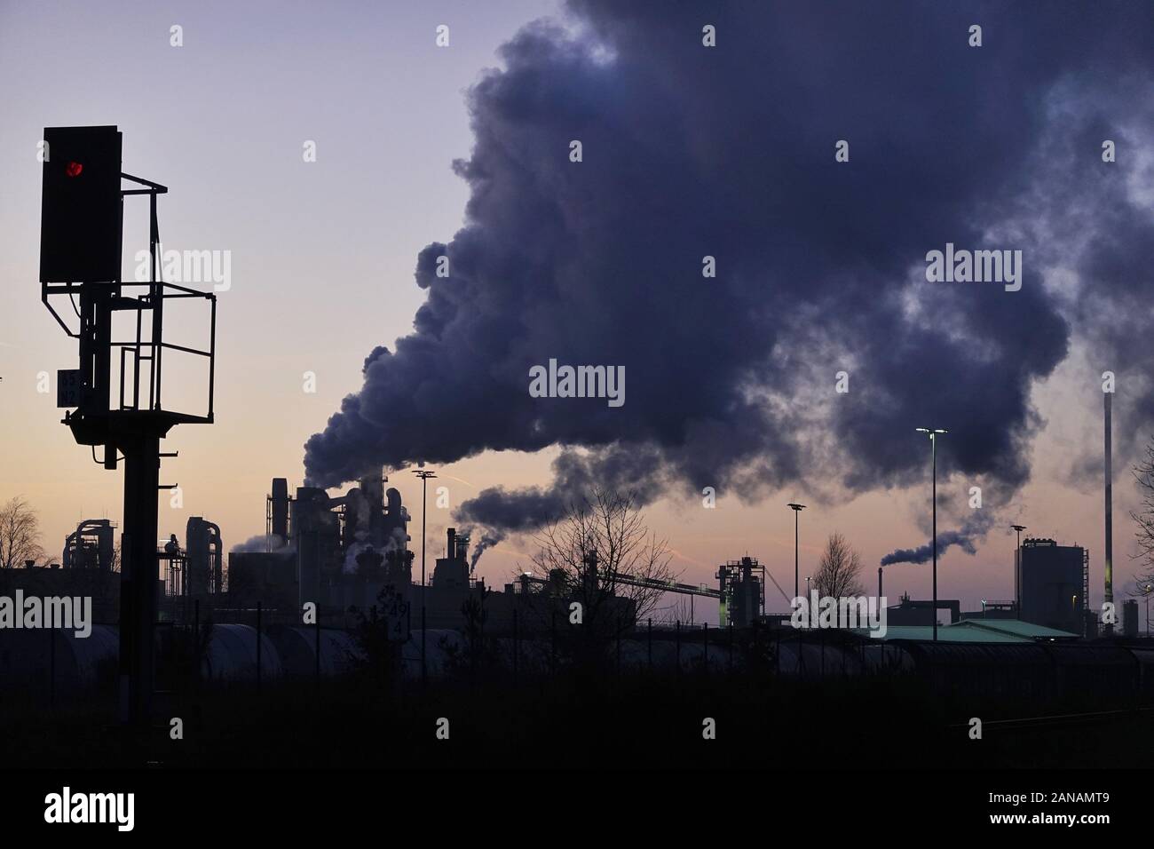 Heiligengrabe, Germany. 02nd Jan, 2020. A railway signal is located