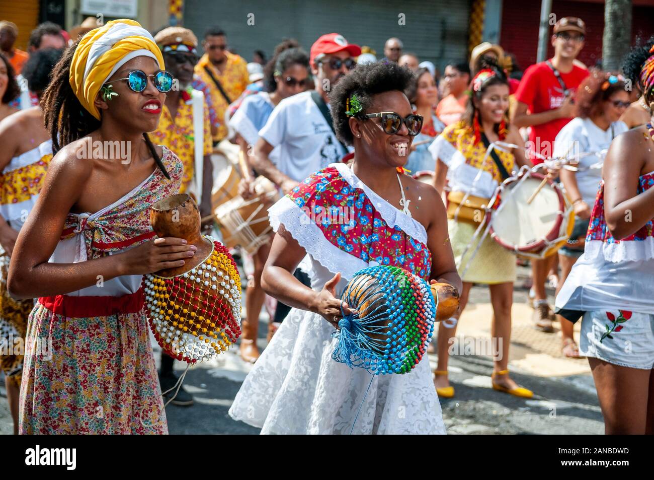 People have fun, sing and dance at the street carnival in São Paulo