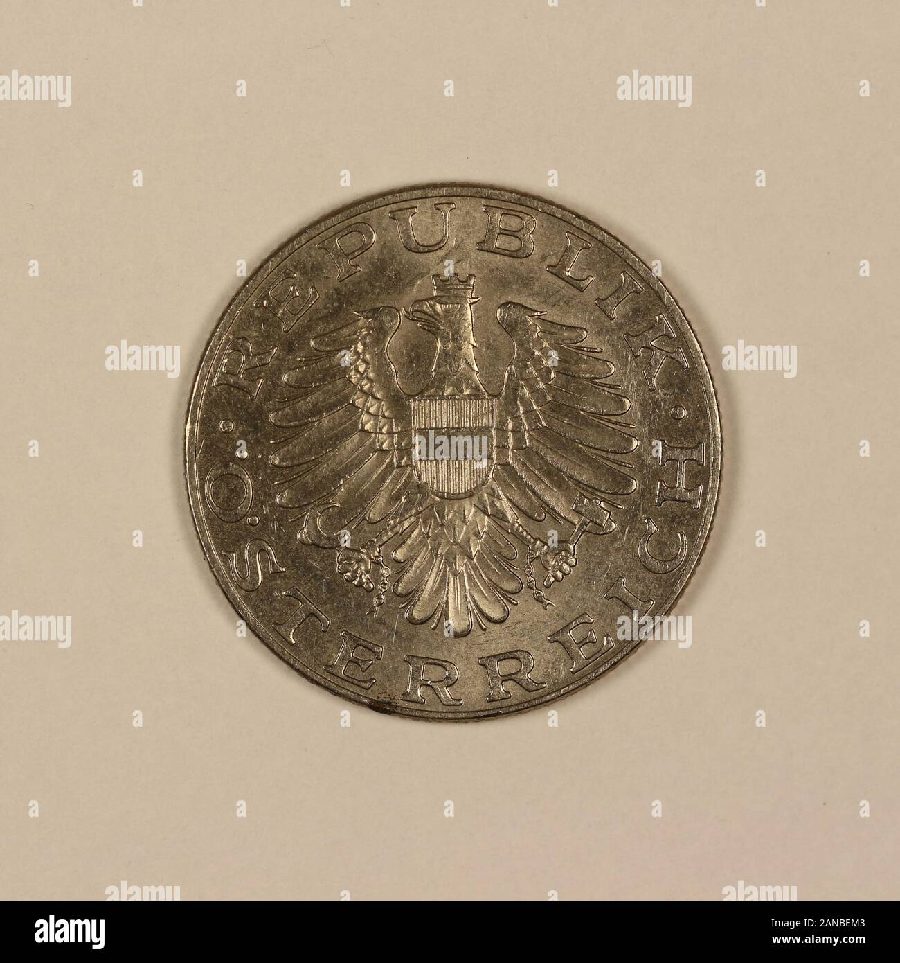 Rückseite einer ehemaligen Österreichischen 10 Schilling Münze Stock Photo  - Alamy
