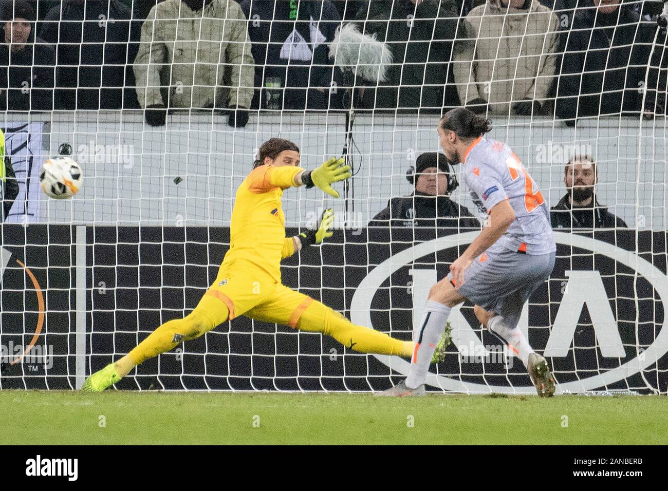 Enzo CRIVELLI (Basak, r.) Scores the decisive goal for the 2-1 versus goalwart Yann SOMMER (MG) shortly before the end of the game; Soccer Europa League, group stage, group J, matchday 6, Borussia Monchengladbach (MG) - Istanbul Basaksehir FK (Basak) 1: 2, on 12.12.2019 in Borussia Monchengladbach/Germany. | usage worldwide Stock Photo