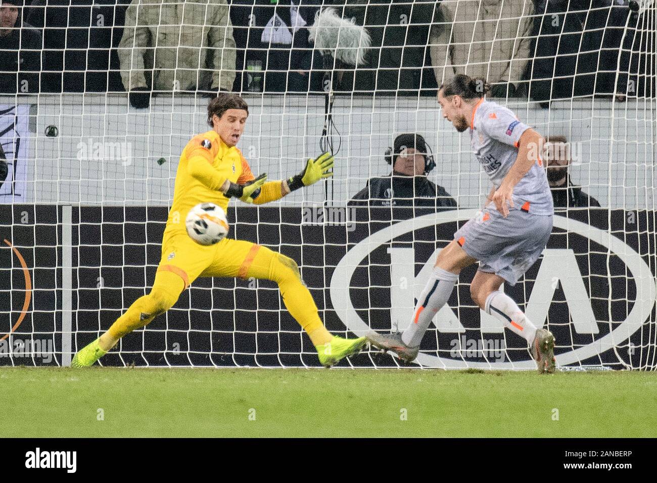 Enzo CRIVELLI (Basak, r.) Scores the decisive goal for the 2-1 versus goalwart Yann SOMMER (MG) shortly before the end of the game; Soccer Europa League, group stage, group J, matchday 6, Borussia Monchengladbach (MG) - Istanbul Basaksehir FK (Basak) 1: 2, on 12.12.2019 in Borussia Monchengladbach/Germany. | usage worldwide Stock Photo