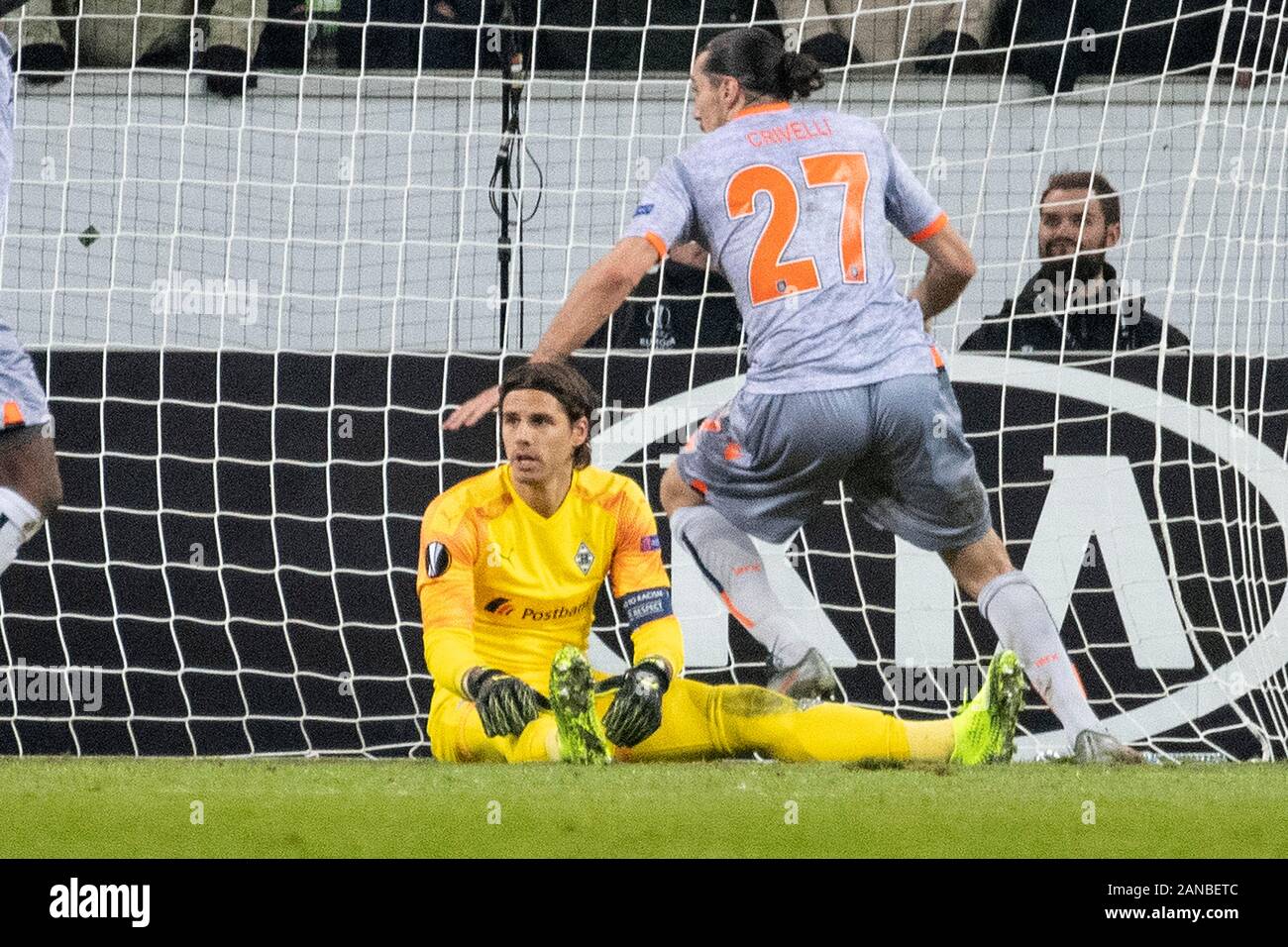 Shortly before the end of the game, Enzo CRIVELLI (Basak, r.) Scored the decisive goal for the 2-1 versus goalwart Yann SOMMER (MG), who pitched (pitched), dejected, on the pitch; Soccer Europa League, group stage, group J, matchday 6, Borussia Monchengladbach (MG) - Istanbul Basaksehir FK (Basak) 1: 2, on 12.12.2019 in Borussia Monchengladbach/Germany. | usage worldwide Stock Photo