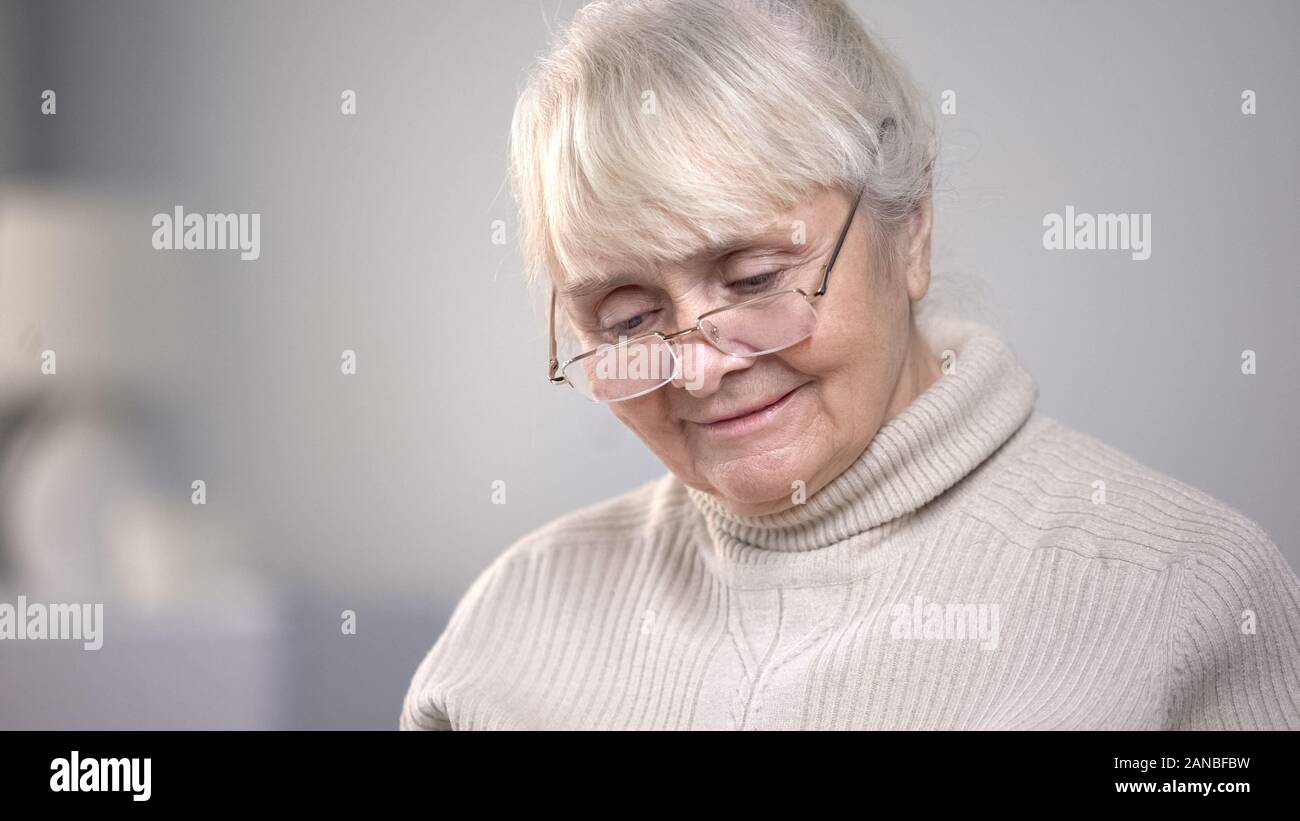 Elderly woman wearing eyeglasses hi-res stock photography and images ...