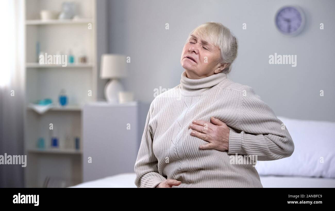 маммография маммолог. бабка в купальнике. молочные железы у пожилых женщин. дряблость кожи декольте. джоан ллойд бюст.