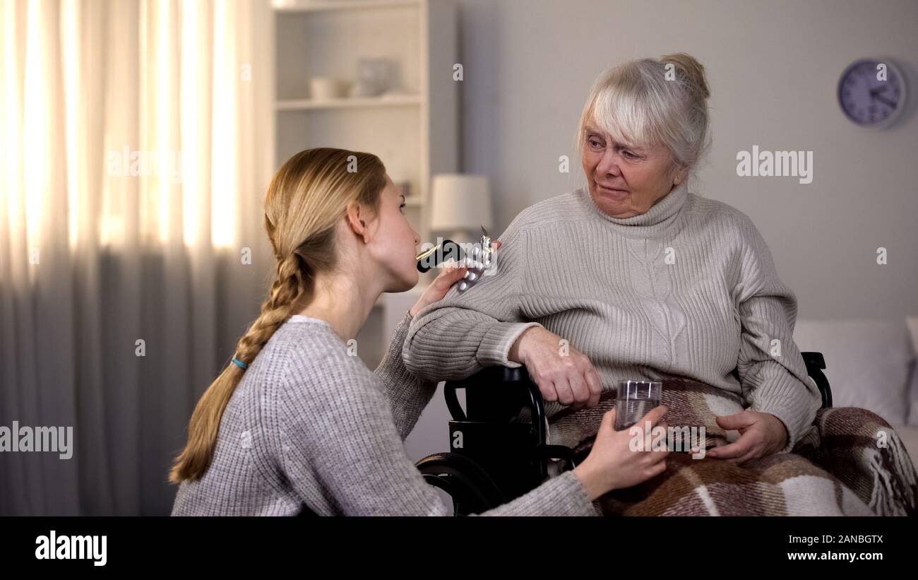 Лида помогает родителям ухаживать за больной бабушкой. Пенсионер с запорами. Больная бабушка таблетки.