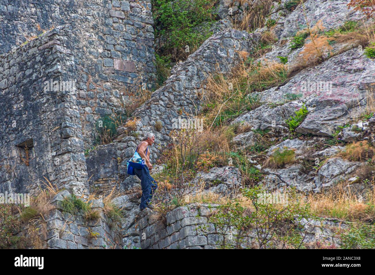 Man climbing rocks hi-res stock photography and images - Alamy