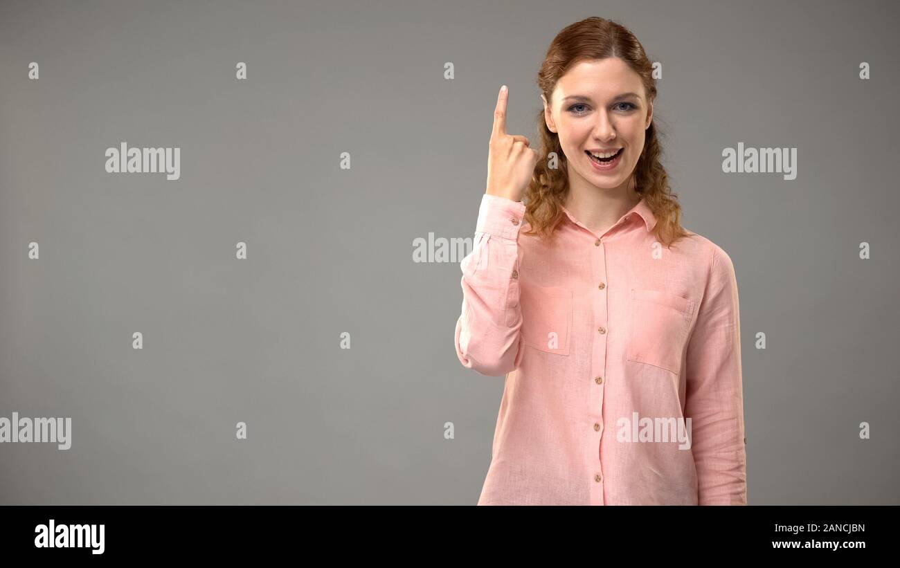 Lady saying i understand in sign language, teacher showing words in asl