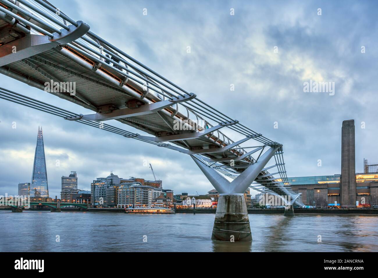 Lights architecture modern london hi-res stock photography and images ...