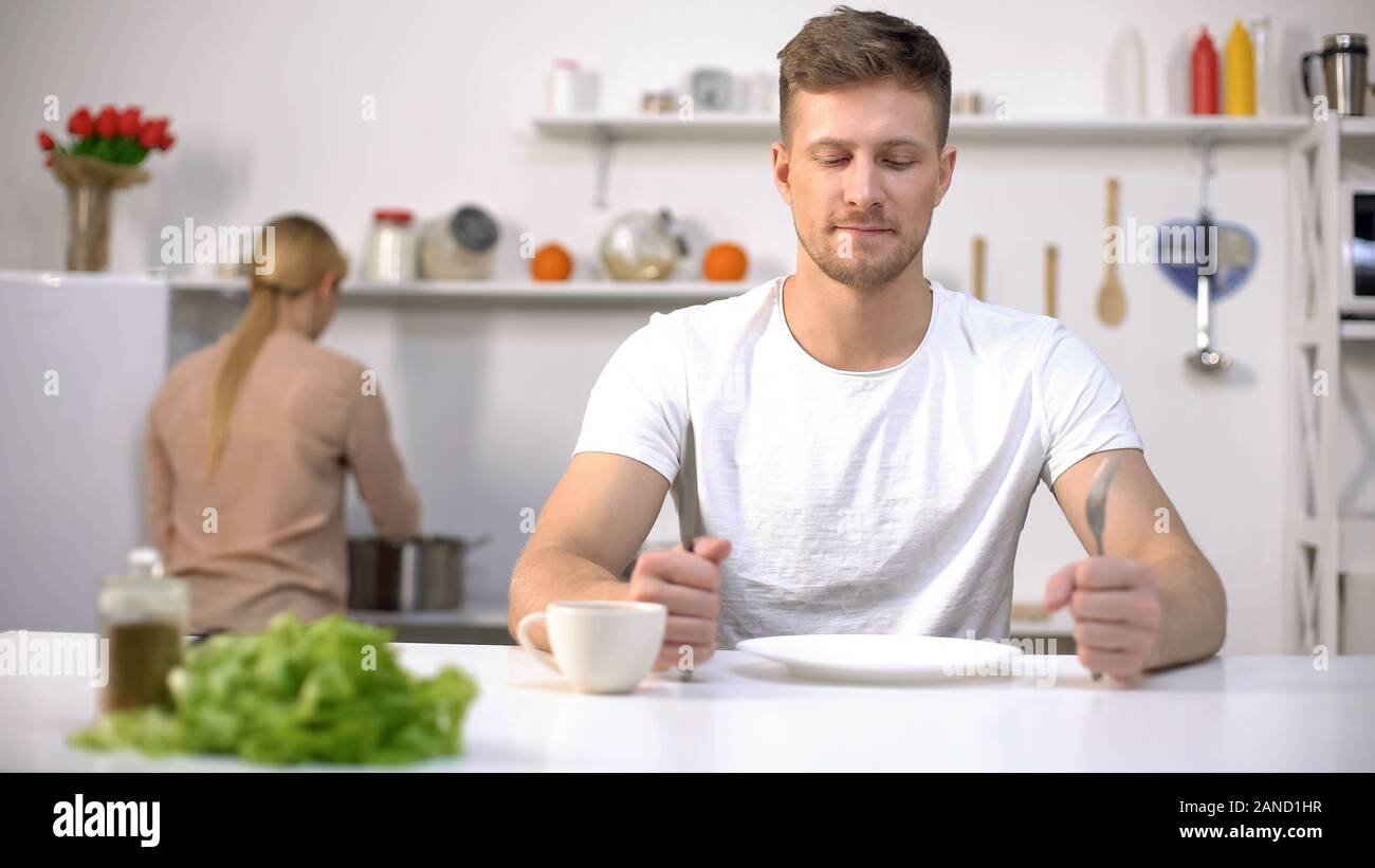 Голодный на кухне. Голодный на кухне. Мужчина на кухне. Spiritually hungry. Голодный на кухне.