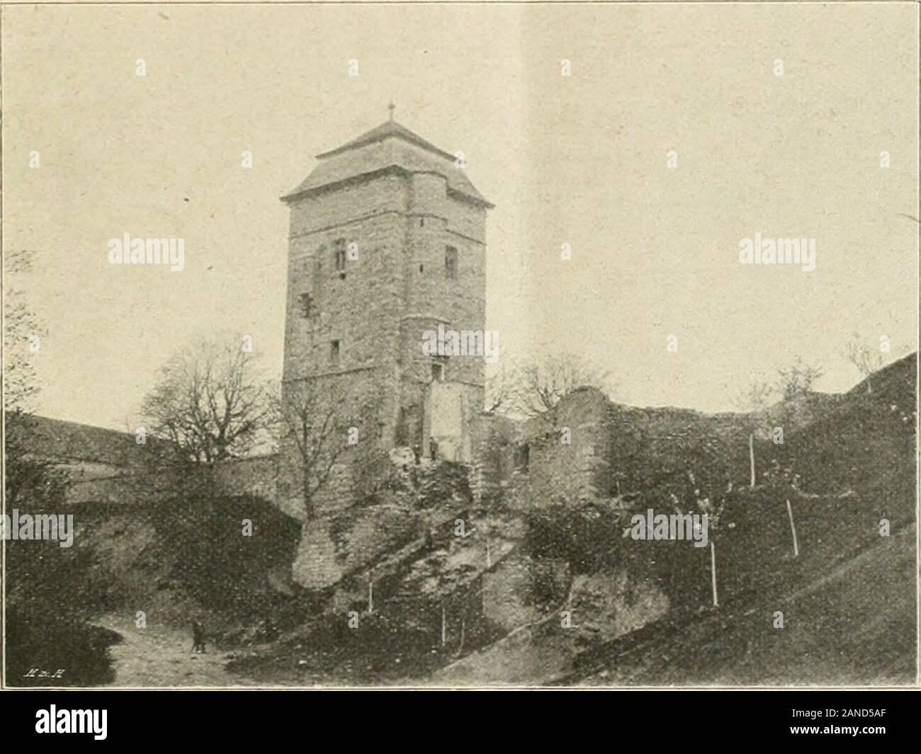 Máj . vané léta Božího1474 nákladem pana Mikuláše z Landštejna, na krá-snou a dosud zachovalou v?ž bývalého hradu tucho-razského, ?ekl tato pozoruhodná slova: »Uvedu vásdo podkroví véže, kde odehrála se v první t?etin?minulého století p?íhoda, která ?iní dojem kapitolyz románu*. Bylo to v roce 1837, vypravoval náš pr?vodce,jenž místní kroniku dokonale prostudoval a jenž zd?ji vyh?ení tajuplné této návšt?vy V. Stech.F^raví se tam toto; »Vy?ali také míru, m?i-ili am??ili na všech stranách. Pánové dali se rychledo kopání a za nedlouho dostali se na víko velkéželezné truhly. S nesmírným namáháním Stock Photo