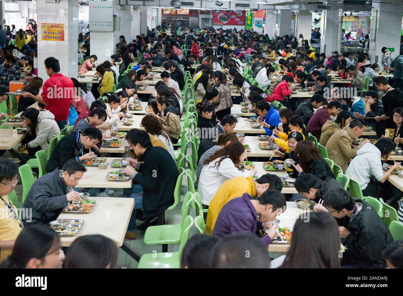 File Chinese Migrant Workers Eat Lunch At The Canteen Which Can Accommodate Over 5000 People Of An Electronics Product Factory In Dongguan City 2ANDA9J 