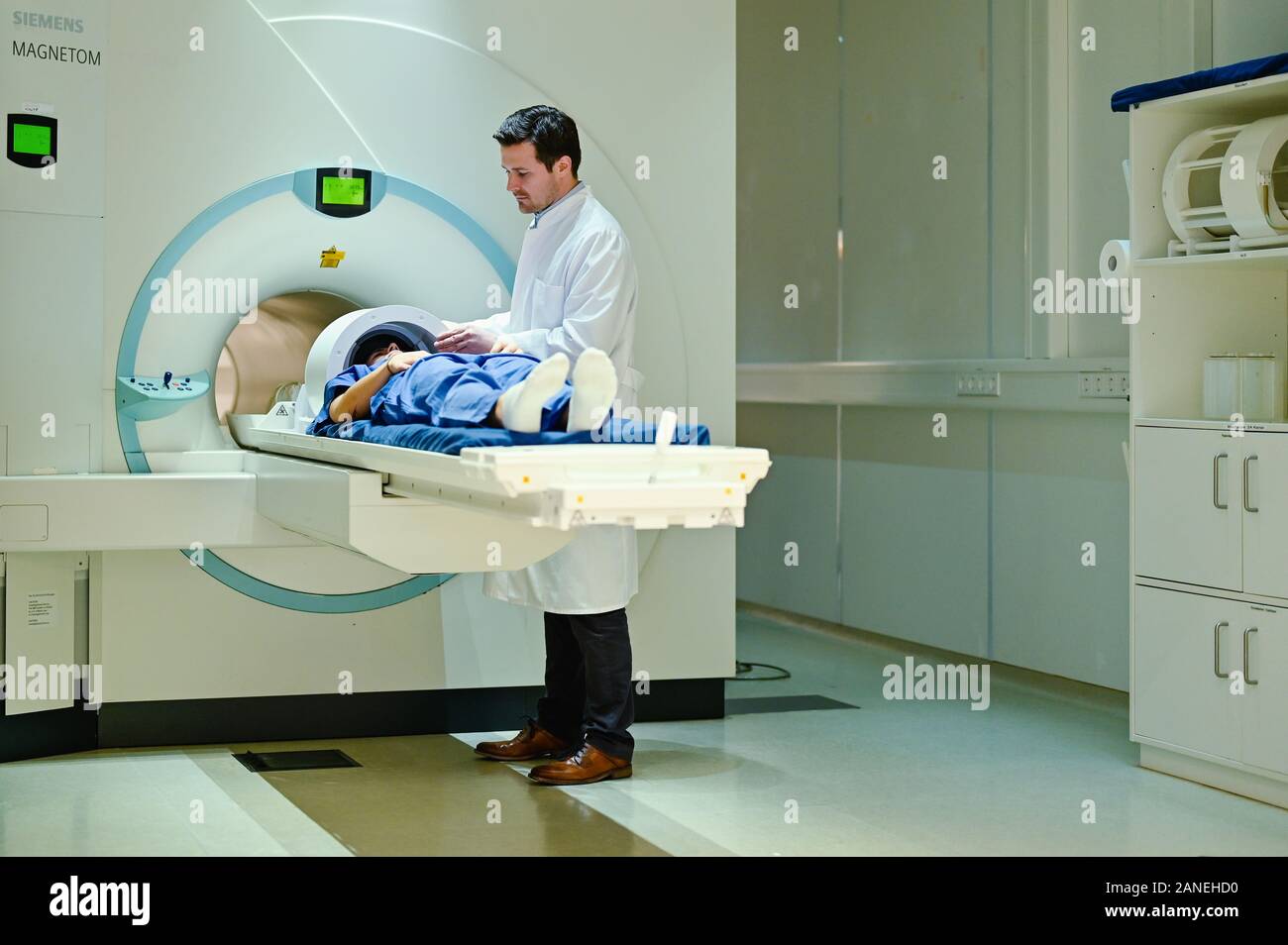 Heidelberg, Germany. 16th Jan, 2020. Employee Daniel Paech demonstrates ...