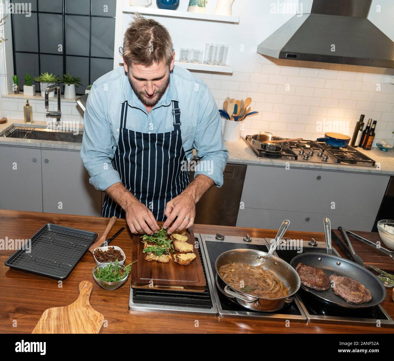 Australian celebrity chef hi-res stock photography and images - Alamy