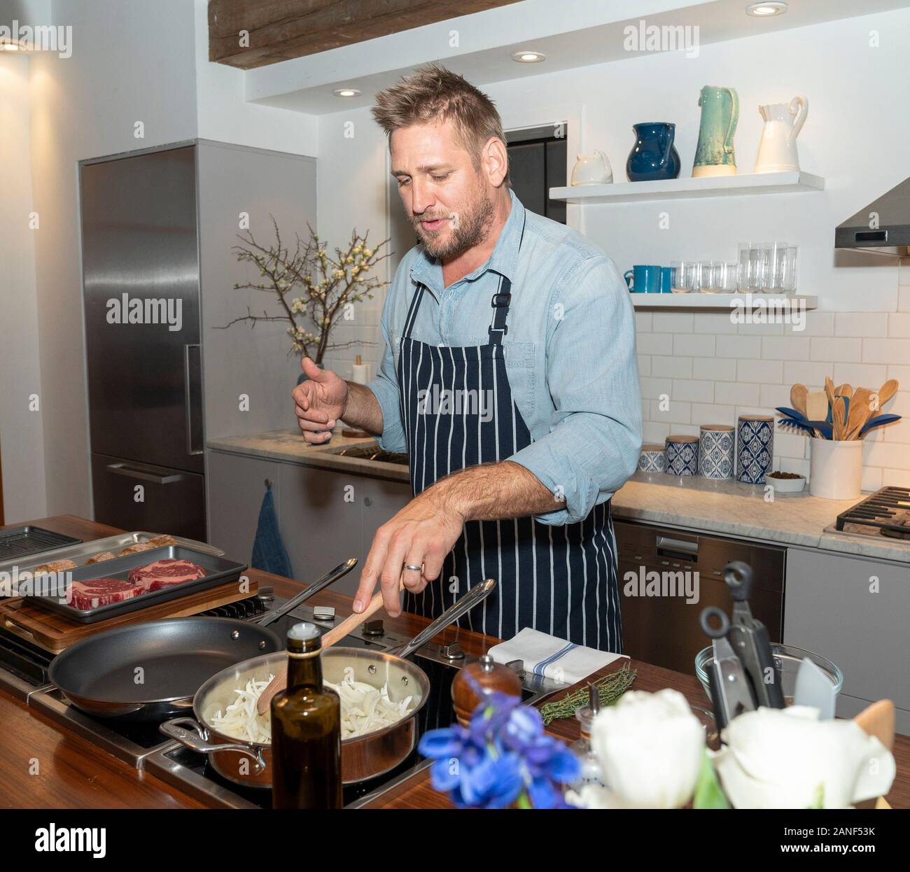 https://c8.alamy.com/comp/2ANF53K/new-york-united-states-16th-jan-2020-australian-celebrity-chef-curtis-stone-cooking-ribeye-steak-sandwiches-and-washes-dishes-with-new-dawn-dish-spray-at-home-studios-873-broadway-photo-by-lev-radinpacific-press-credit-pacific-press-agencyalamy-live-news-2ANF53K.jpg