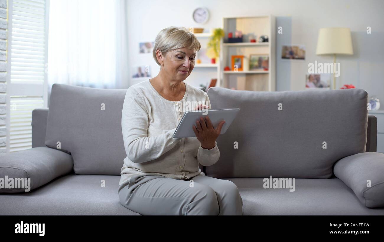 Elderly digital scrolling hi-res stock photography and images - Alamy