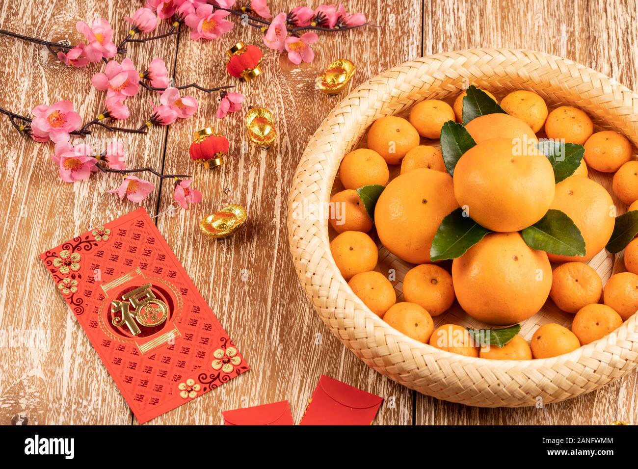 Chinese New Year Mandarin orange and red packet Stock Photo Alamy