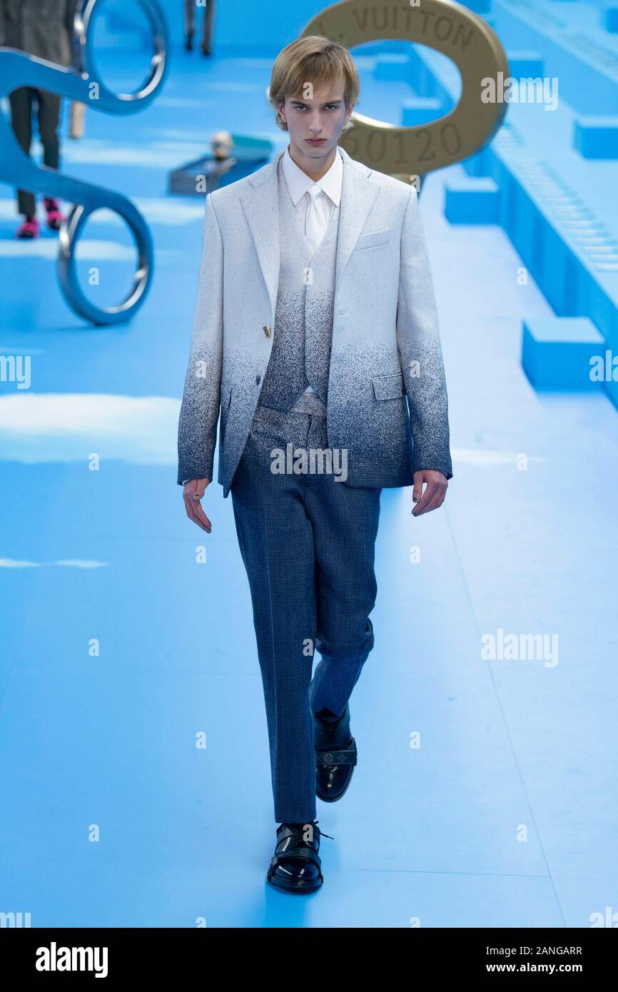 Louis Vuitton Ready to tragen Menswear Paris A W Blondine nackter  Oberkörper Männermodel tragen eine weißen Nylon Weste, schwarze Hose und  Handschuhe Stockfotografie - Alamy