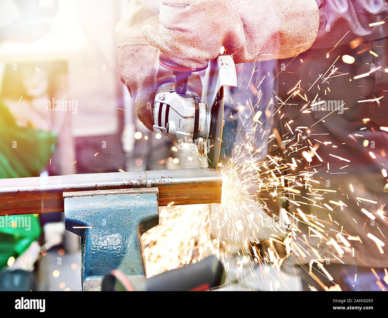 Worker cut metal pipe angle hi-res stock photography and images - Alamy